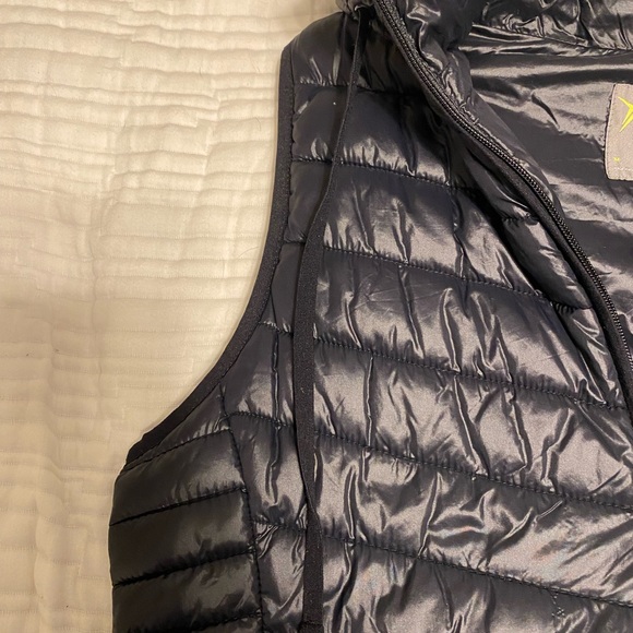 Old navy athletic vest. Black, size medium. - Picture 4 of 5